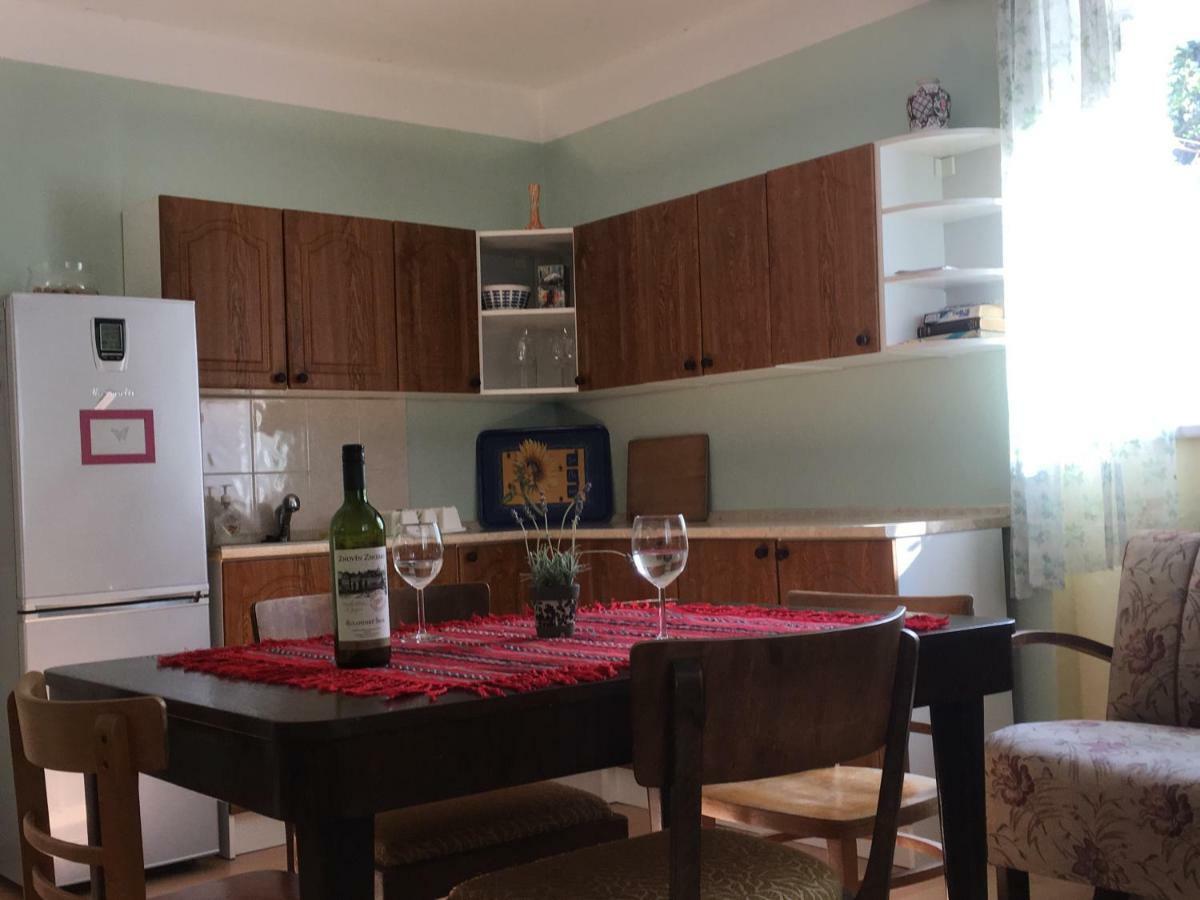 Garden View Apartment Зноймо Экстерьер фото